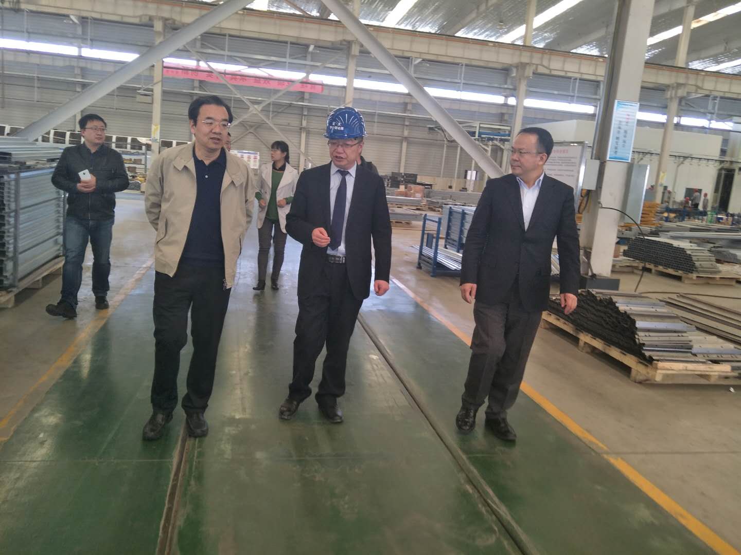 财务部驻甘专员效劳处党组书记杨瑞金，，兰州市副市长牛向东一行旅行考察兰州新区人生就是博伊士顿电梯厂