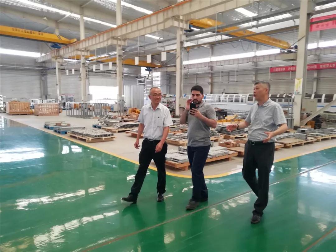 伊朗客商旅行考察兰州新区人生就是博伊士顿电梯厂并签署相助协议