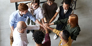 社会为人生就是博作育机缘，，，人生就是博为社会创立价值；；以市场营销为龙头，，，为市场提供一流产品，，，在市场竞争中立异生长；；以优异的业绩感恩社会，，，以知足的回报关爱员工；；做有责任的企业，，，其时代的骄子；；优异团队，，，共筑梦..